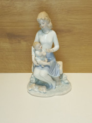 Декор статуэтка из фарфора Девушка с ребенком - фото